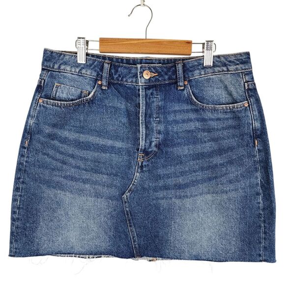 H&M Jean Mini Skirt Denim Medium Wash Frayed Raw Hem Size 8 - Picture 3 of 14